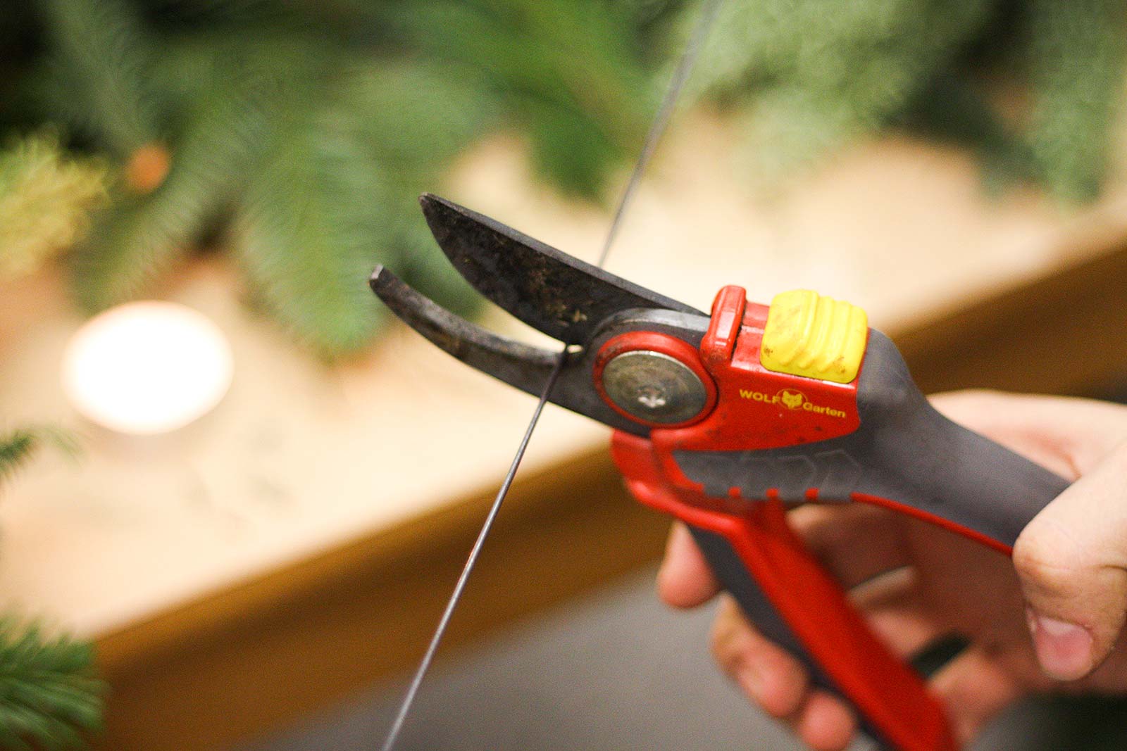 DIY-Adventskranz - Draht zuschneiden