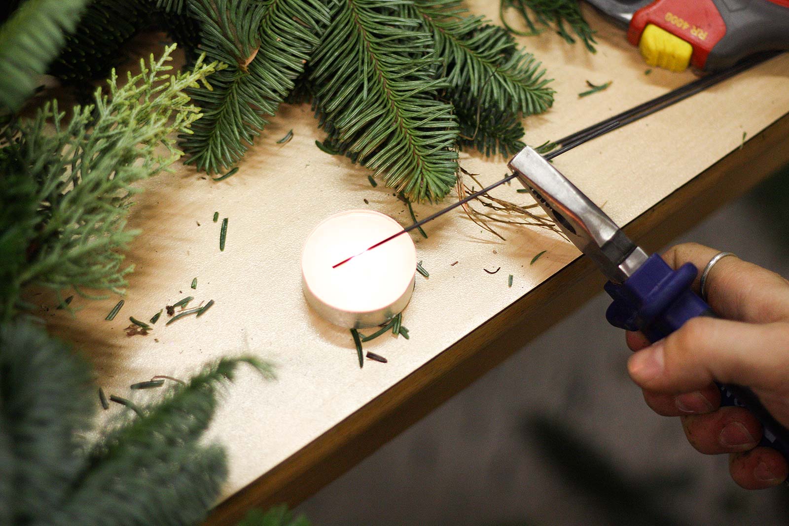 DIY-Adventskranz - Draht erhitzen