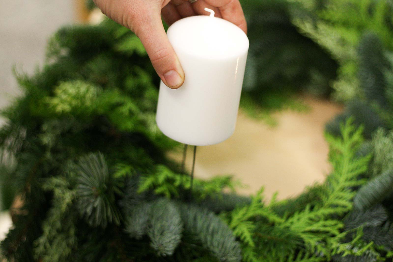 DIY-Adventskranz - Kerze anbringen