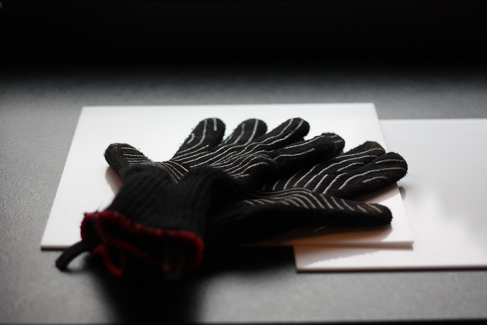 Plexiglasplatten und Handschuhe