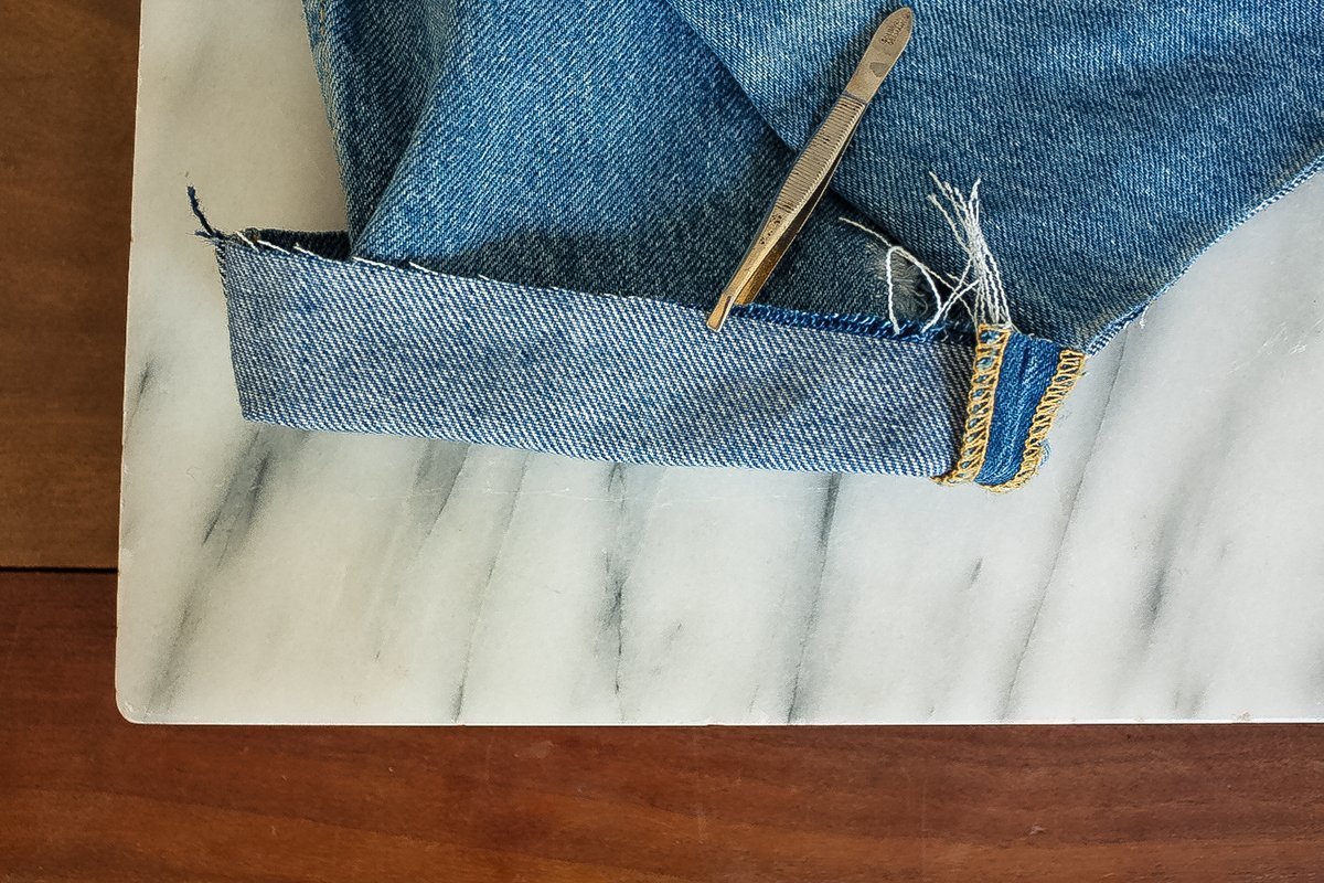 DIY - Jeans: Mit Pinzette ausfransen