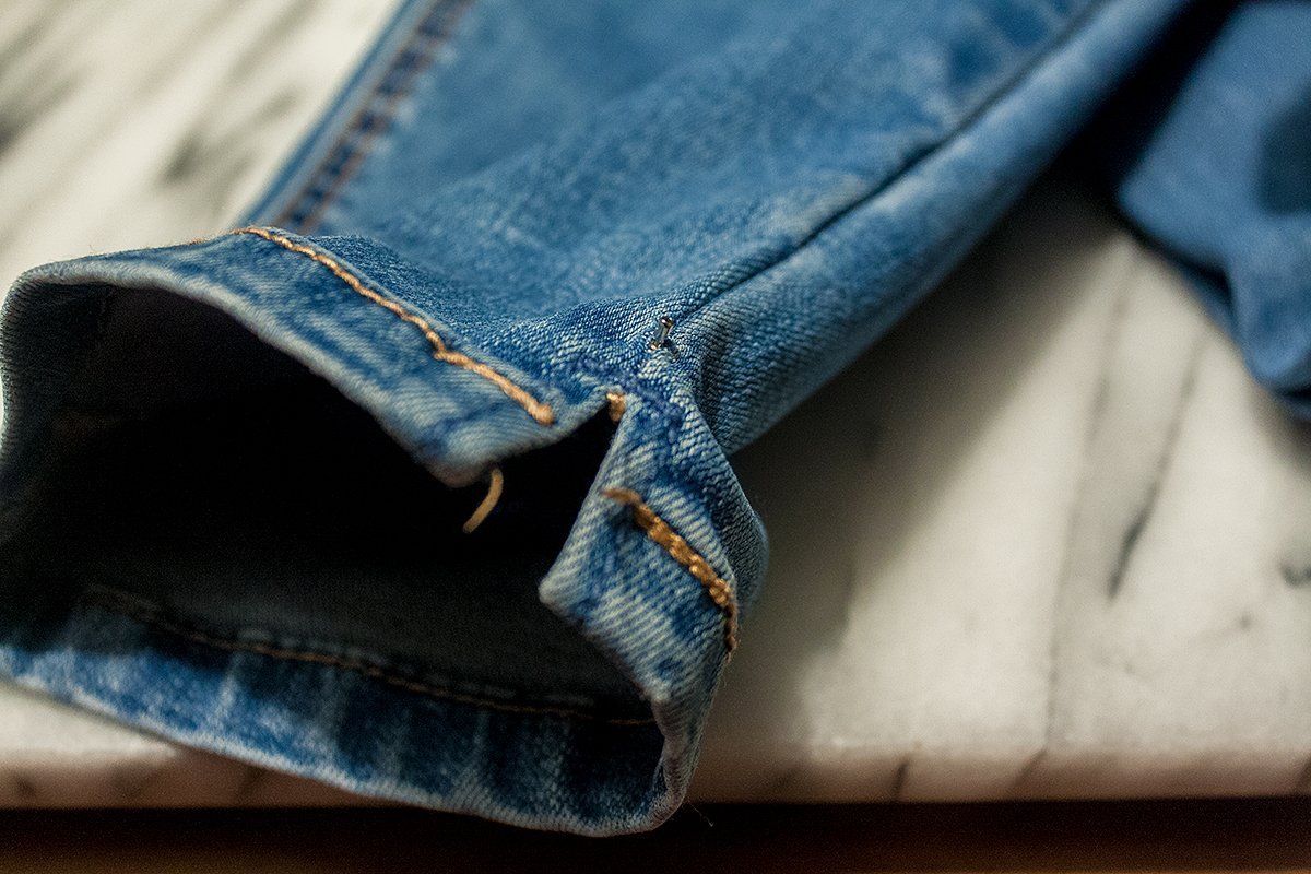 DIY Jeans: Schmucksteine anbringen