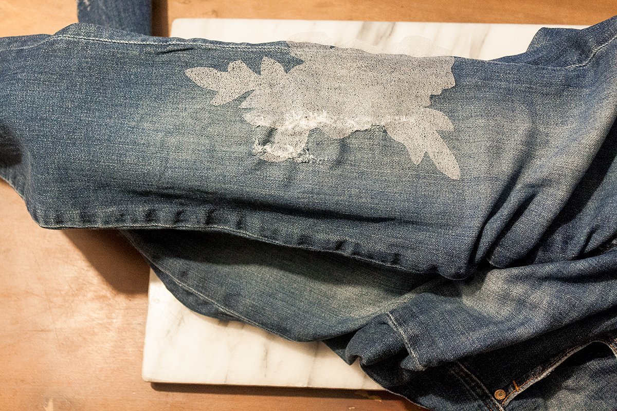 DIY Jeans: Blumenstickerei - Folie auflegen