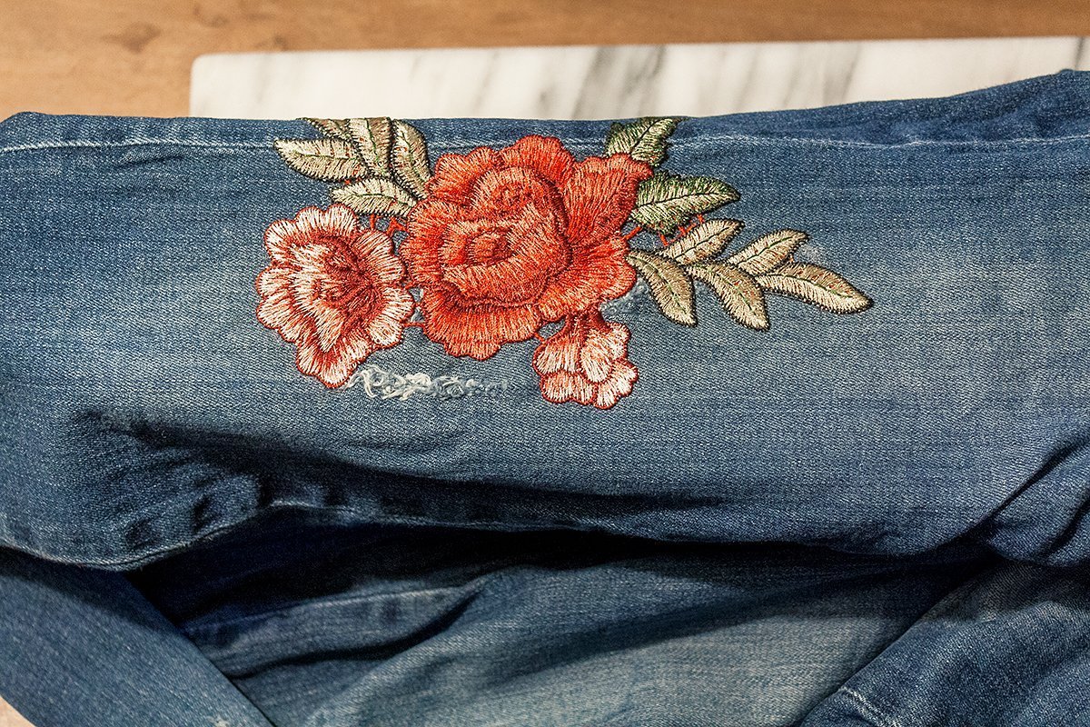 DIY Jeans: Blumenstickerei aufbügeln