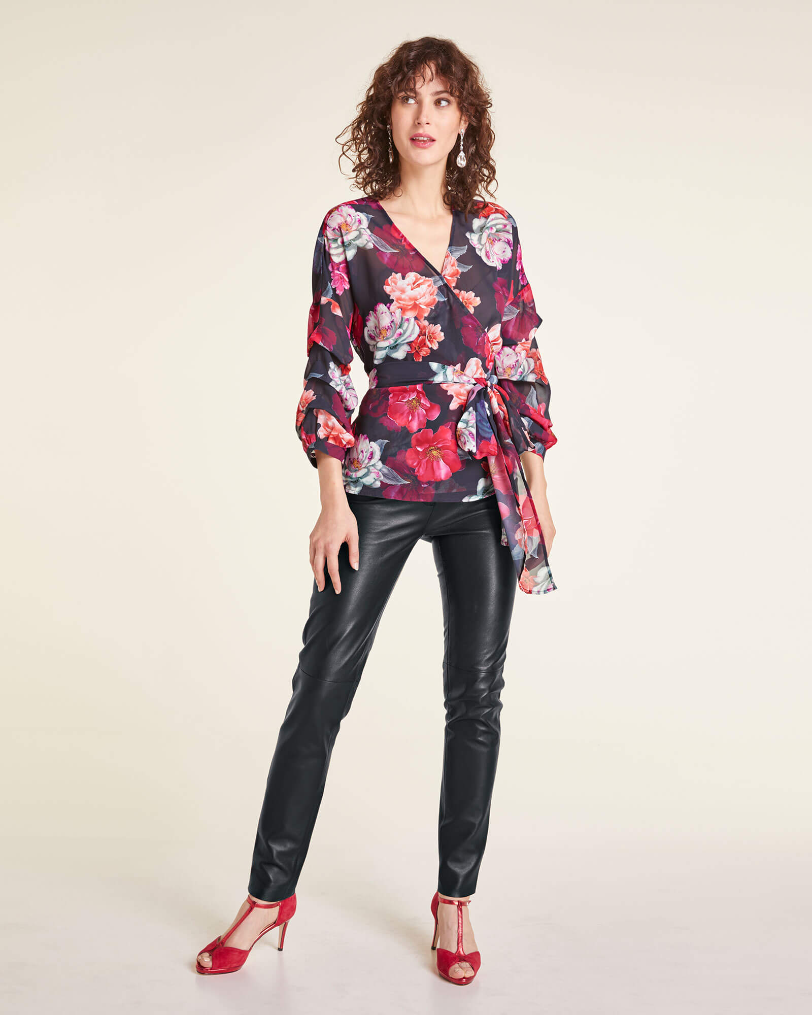 Frau in Wickelbluse mit floralem Print.