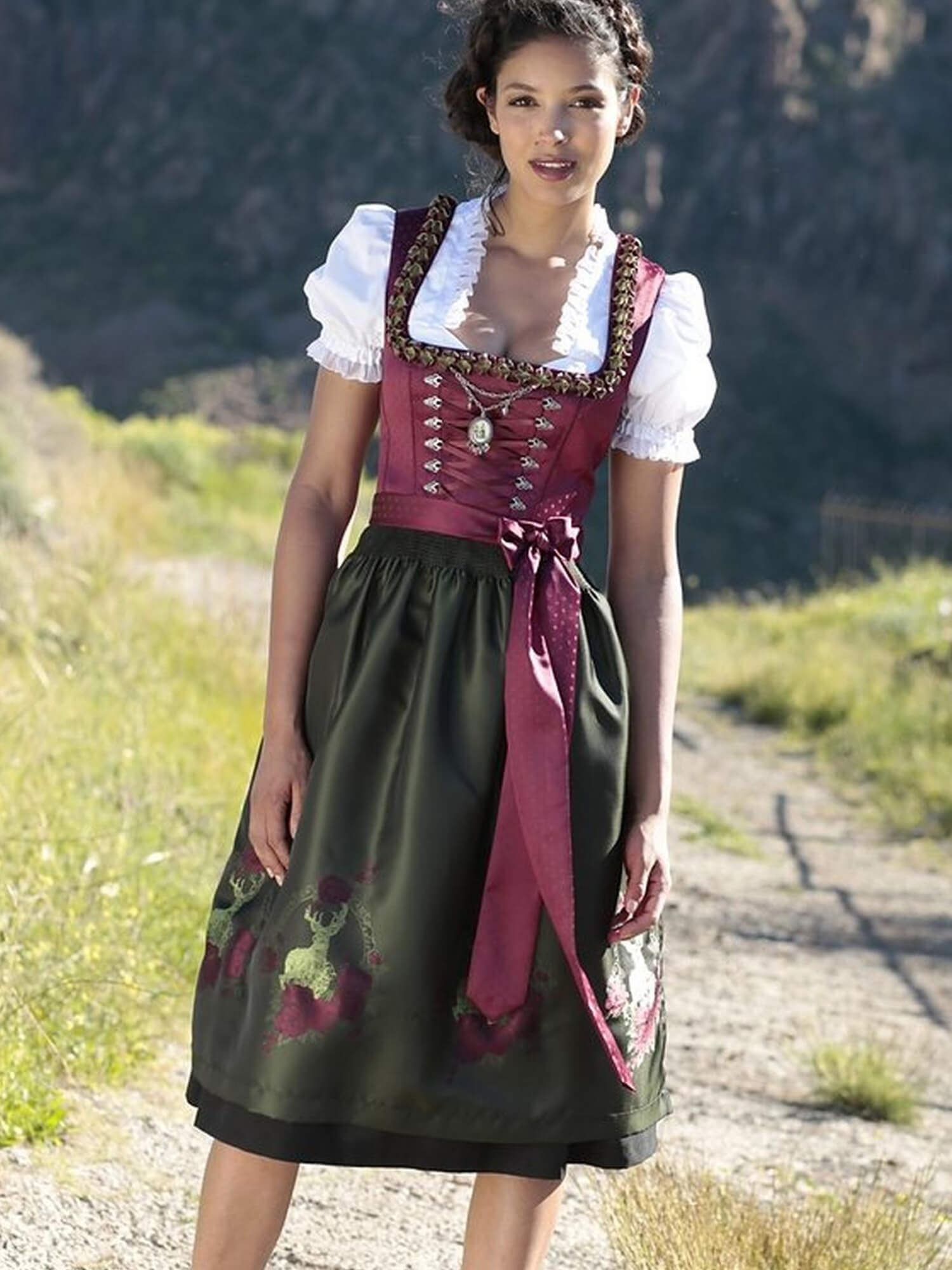 Tracht in rot und grün