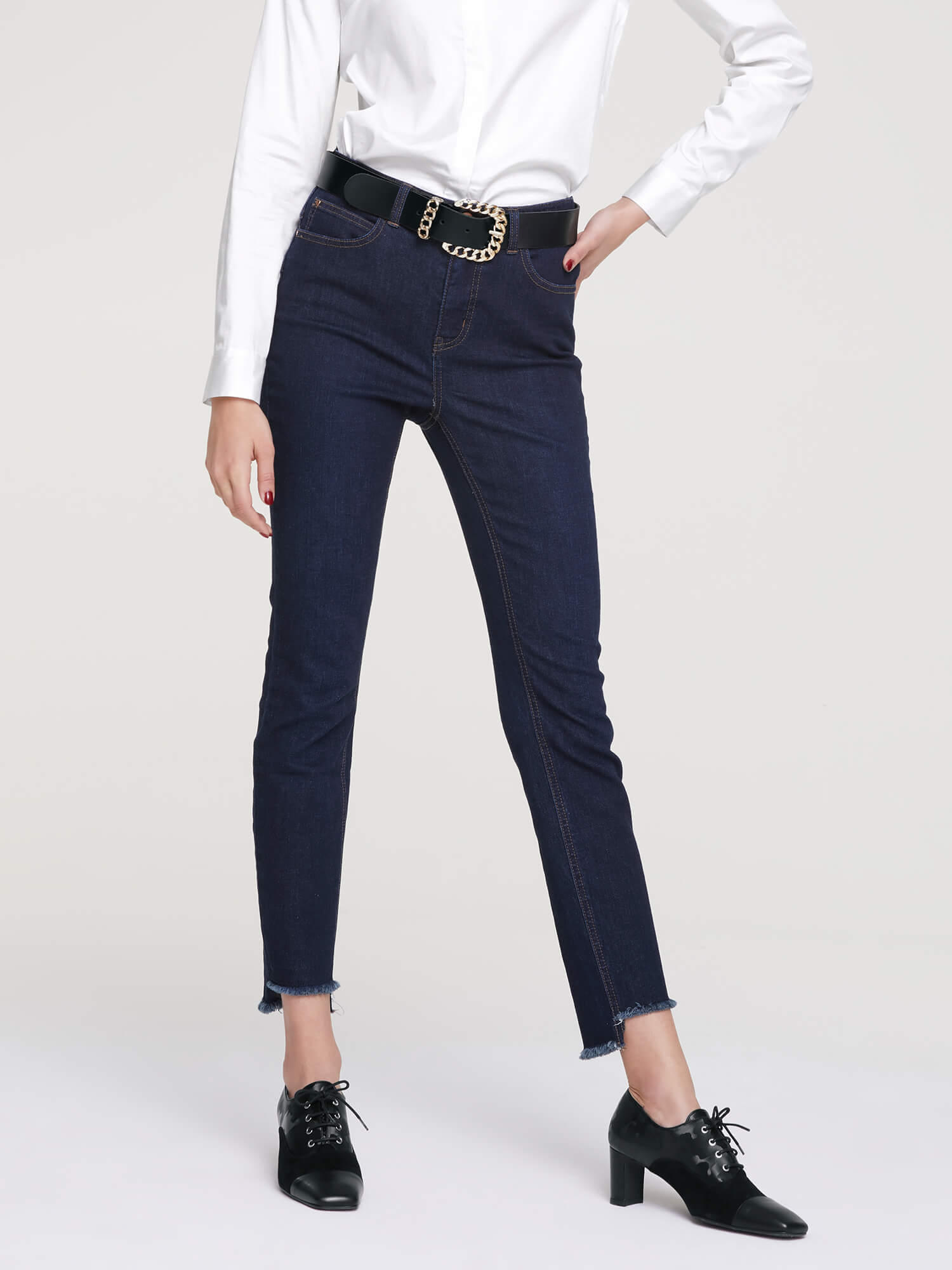 Dunkle Damen-Jeans.