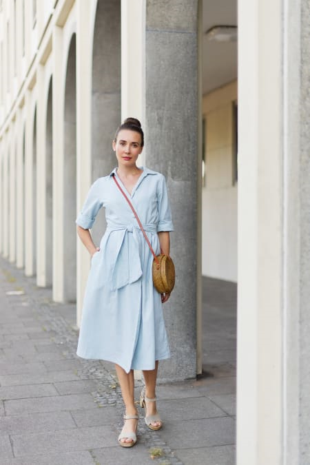 Leinenkleid mit Lederhandtasche