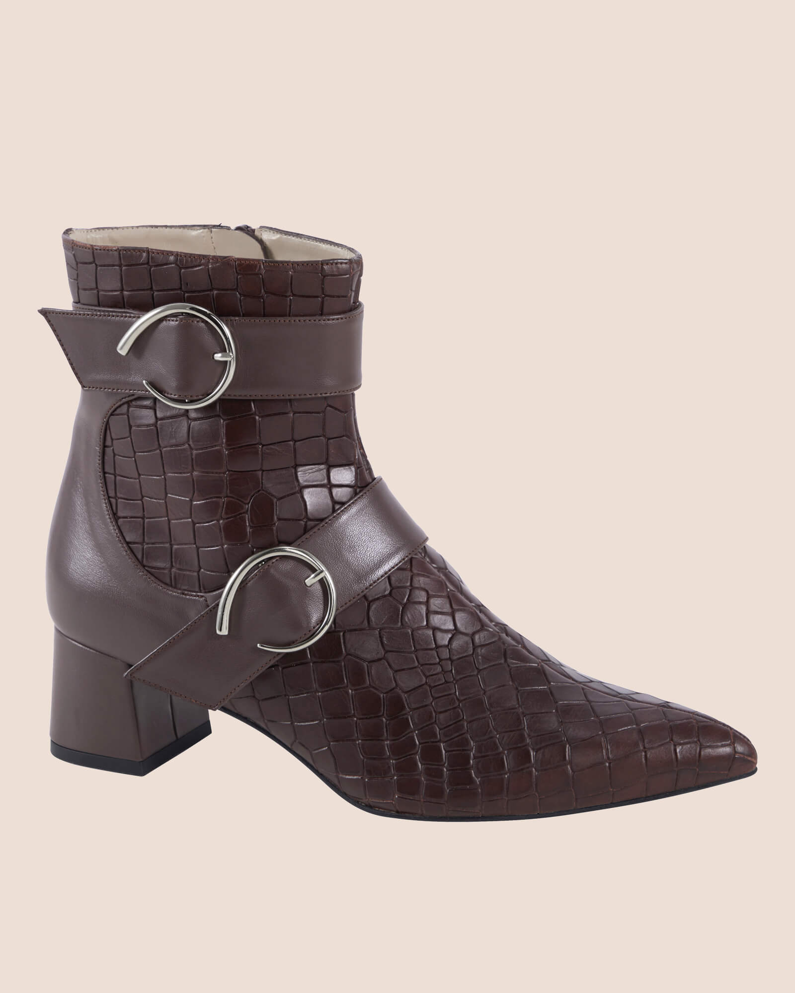 Stiefelette in schoko mit Schnallen. Spitze Form