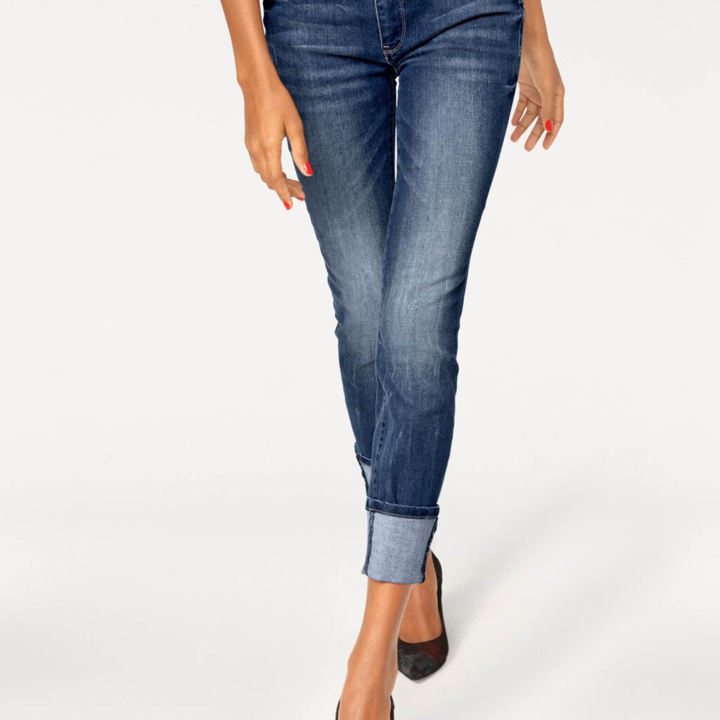 Jeans mit hochgekrempeltem Bein