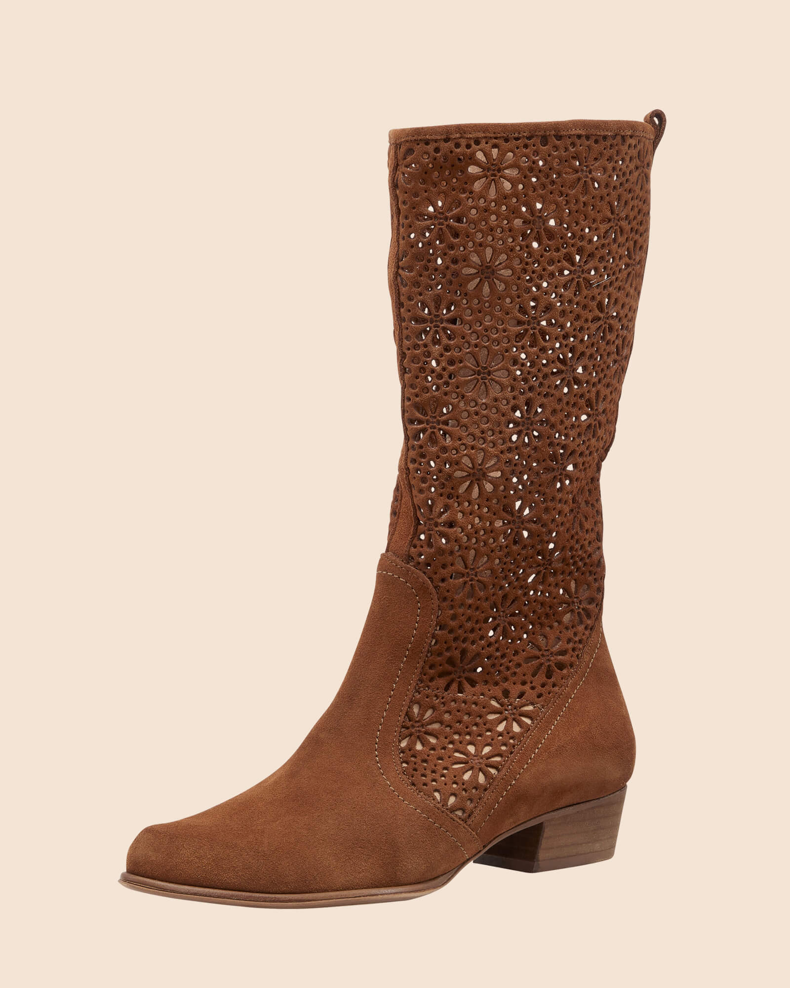 Cognacfarbener Stiefel mit Cut-Outs